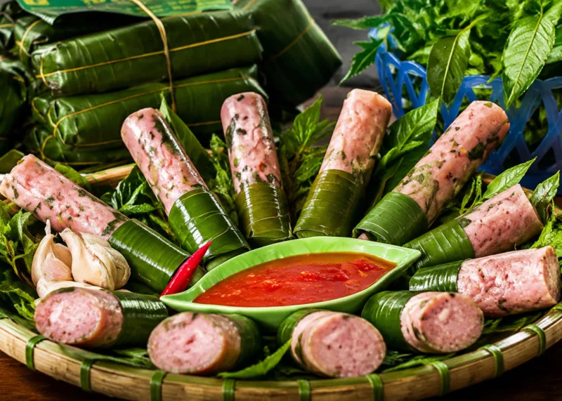 Nem chua Thanh Hóa là đặc sản trứ danh với vị chua nhẹ, cay thơm và cách chế biến truyền thống độc đáo.