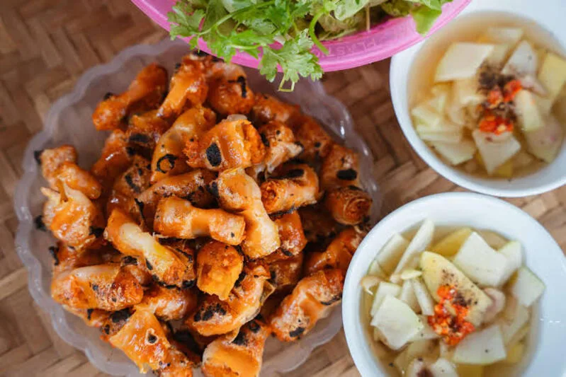 Chả tôm Thanh Hóa hấp dẫn bởi vị ngọt của tôm, béo của thịt và hương thơm đặc trưng khi nướng than hoa.