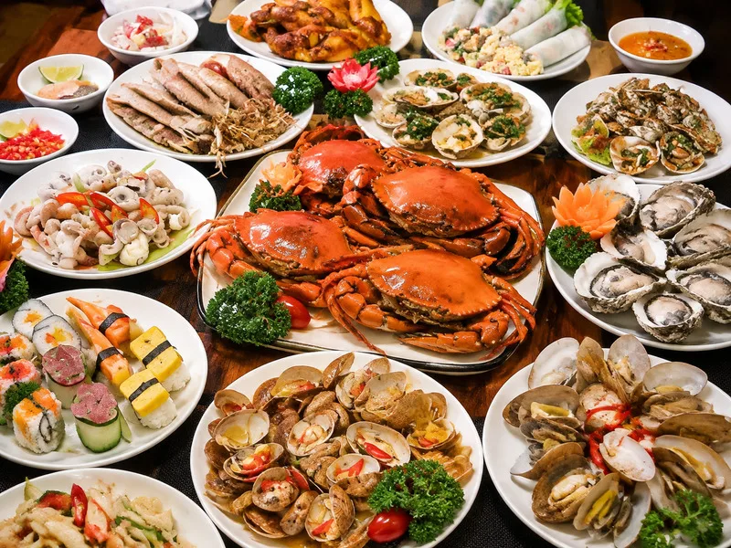 Hải sản Thanh Hóa mang hương vị biển tươi ngon với nhiều món hấp, nướng và chế biến theo phong cách địa phương.